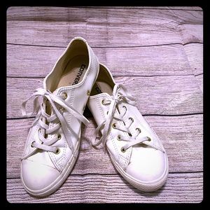 𝑪𝒐𝒏𝒗𝒆𝒓𝒔𝒆: Low rise cream leather sneakers